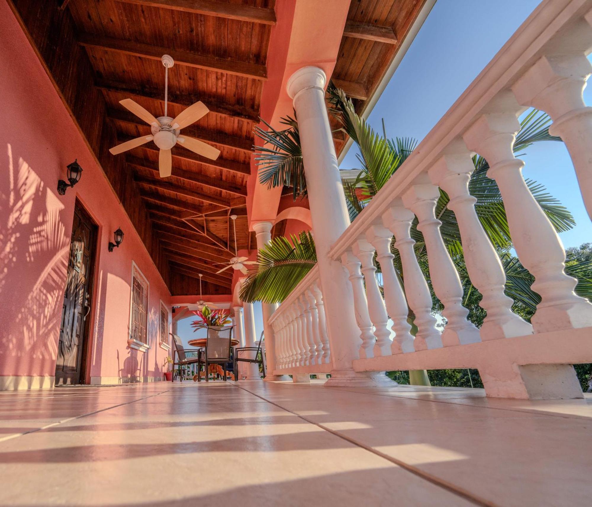 ويست باي Seaside Inn Roatan المظهر الخارجي الصورة