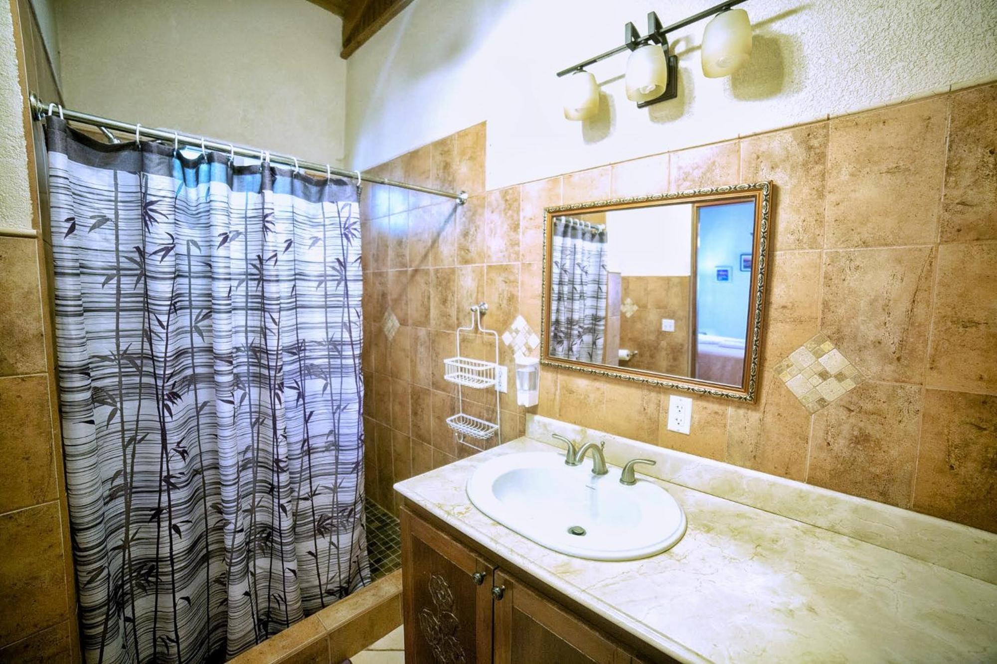 ويست باي Seaside Inn Roatan المظهر الخارجي الصورة